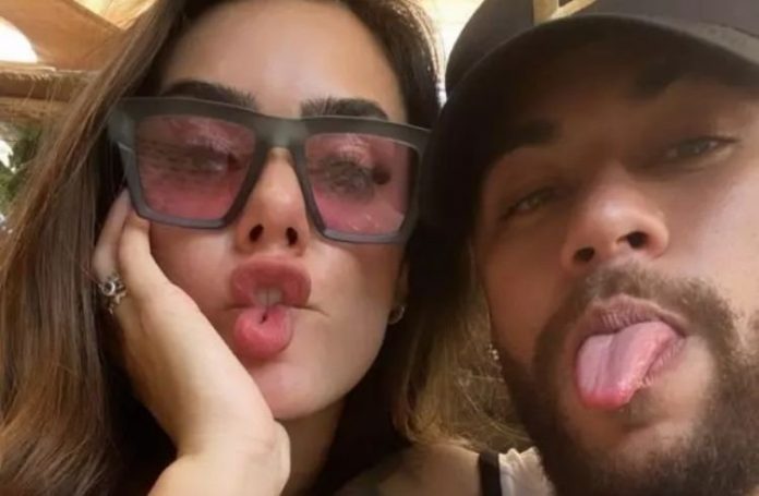 Namorada de Neymar diz que sofre ataques virtuais todos os dias: ‘Pessoas ruins’