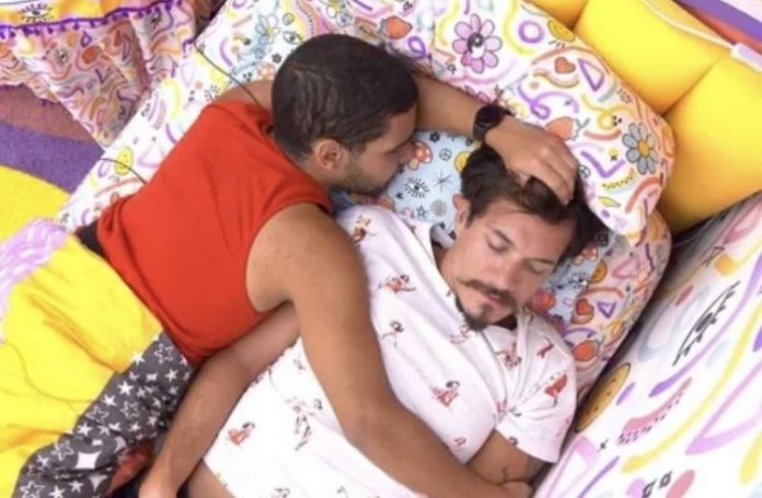 Vyni tenta falar com Eli sobre paredão e é ignorado: ‘Dormindo eu sei que não está’