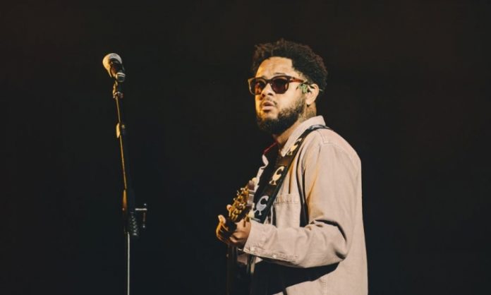 Emicida e Rael encerram Lollapalooza com tributo a Taylor Hawkins e sucessos do rap nacional