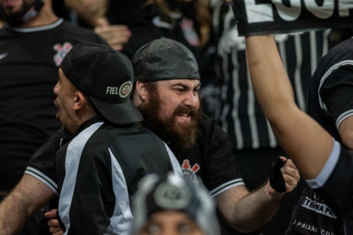 Doria autoriza 100% de público e retira obrigatoriedade de máscaras em estádios de SP