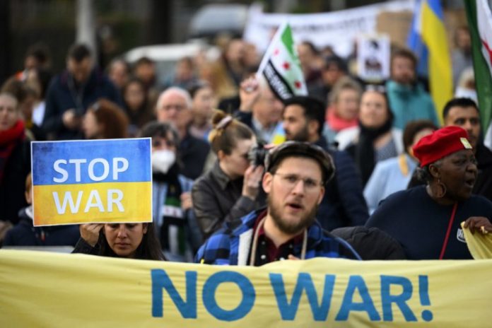 Zelensky pede protestos em todo o mundo nesta quinta contra a invasão russa