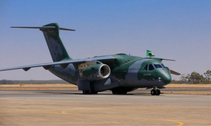 Avião da FAB com brasileiros resgatados na Ucrânia está a caminho de Brasília