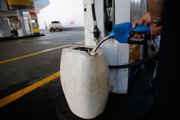 Com disparada do preço, postos de gasolina alertam para risco de desabastecimento de combustível