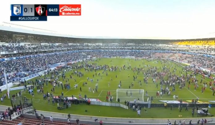 Batalha campal: Jogo do Campeonato Mexicano é suspenso após invasão de torcida; há relatos de mortes