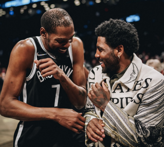 Brooklyn Nets é multado pela NBA por autorizar Kyrie Irving nos vestiários