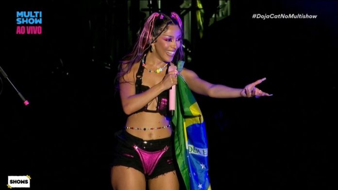 Temporal, paralisação e protestos políticos: O que rolou no 1º dia de Lollapalooza Brasil