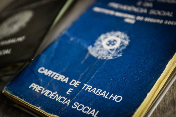 Desemprego cai, mas ainda atinge 12 milhões de pessoas, diz IBGE