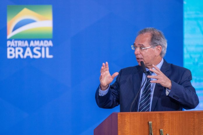 Governo considera elevar Auxílio Brasil para conter aumento dos combustíveis