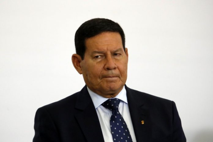 Mourão critica ideia de intervenção em preços de combustíveis: ‘Bagunça’