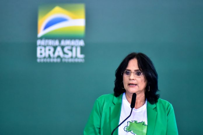 Sem partido, Damares diz que ‘não vai disputar nada’