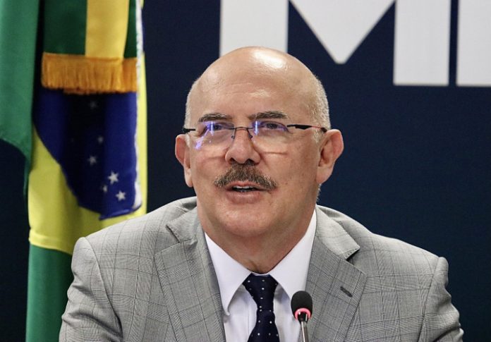Saída de Milton Ribeiro do MEC é prudente e serve para evitar desgastes, avalia Constantino