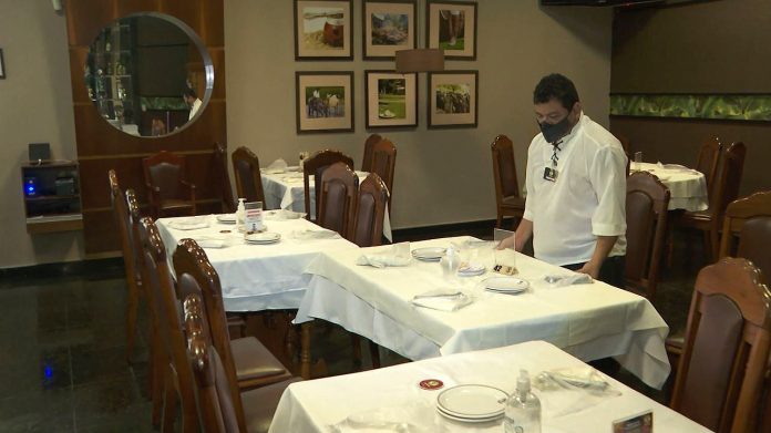 Cursos gratuitos de garçom e camareira têm 60 vagas abertas em João Pessoa