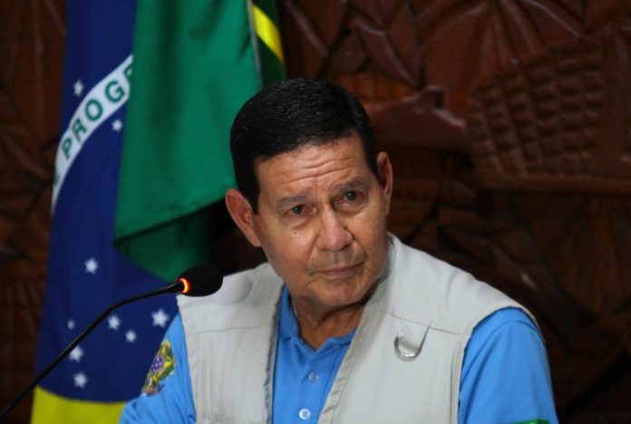 ‘Não vamos mais pagar R$ 4 por litro de gasolina’, afirma Mourão