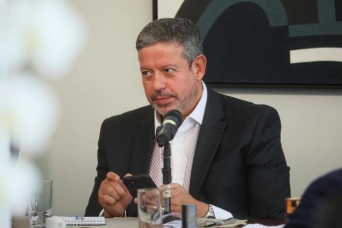 Lira cobra Petrobras por redução do preço dos combustíveis após queda do petróleo