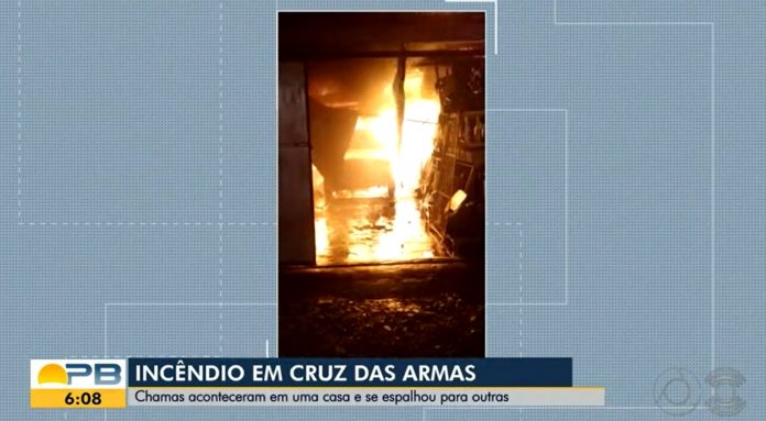 Incêndio de alta proporção atinge casas no bairro Cruz das Armas, em João Pessoa