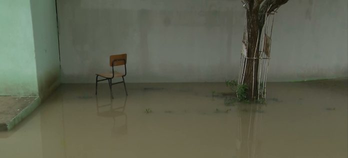 Escola fica alagada e sem aula por causa da chuva, em Campina Grande
