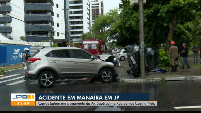 Carro capota após ser atingido por outro que ultrapassou placa de pare, em João Pessoa