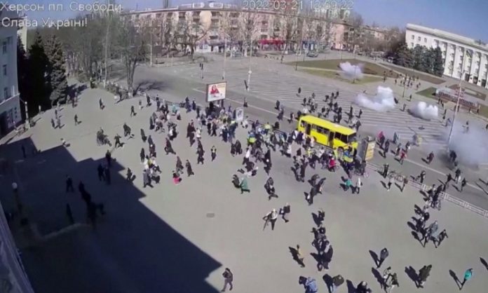 Tropas russas atiram em manifestantes em Kherson; veja vídeo