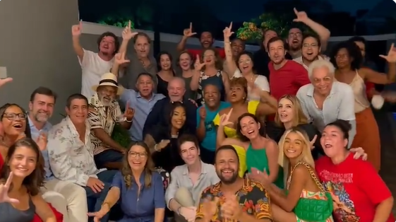 Lula se encontra com artistas e faz referência a ‘festival’; assista