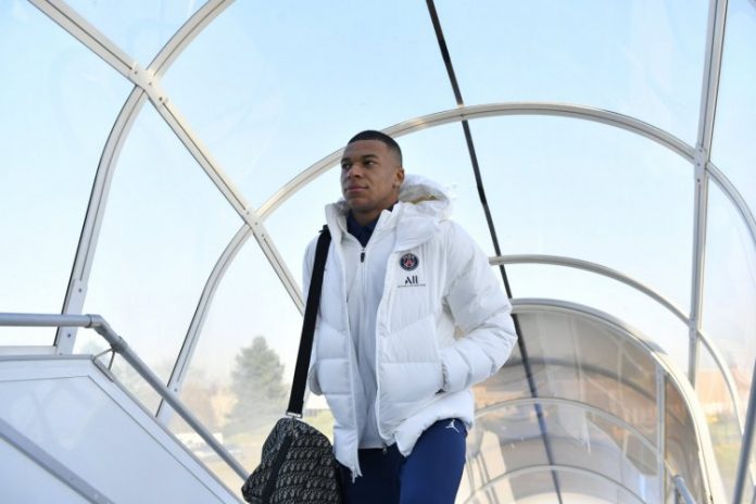 Após sofrer pancada, Mbappé é relacionado pelo PSG e viaja para enfrentar o Real Madrid