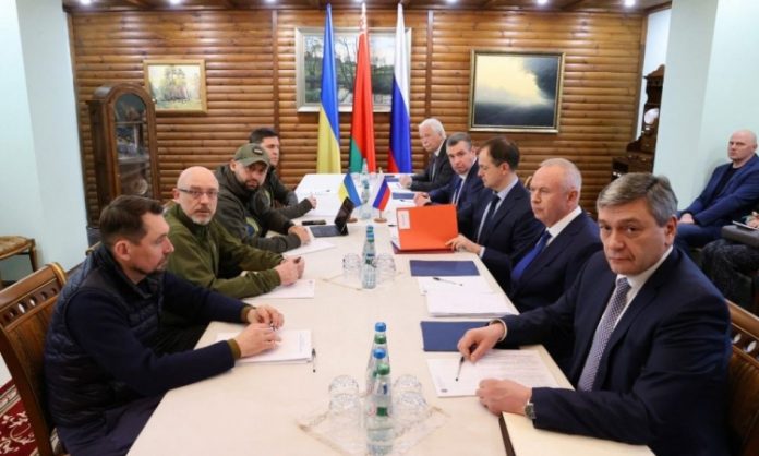 Negociação entre Rússia e Ucrânia termina com pequenos avanços na melhoria dos corredores humanitários