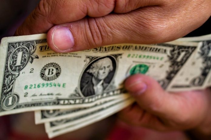 Dólar cai com mercados à espera de alta dos juros nos EUA e no Brasil; Bolsa sobe