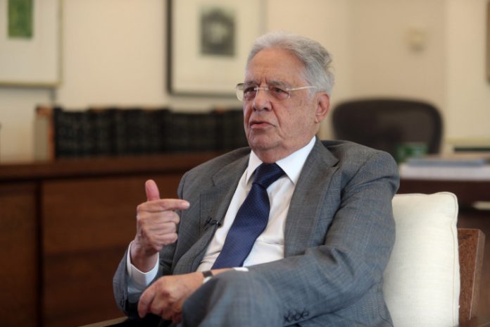 Fernando Henrique Cardoso é internado após sofrer fratura no fêmur