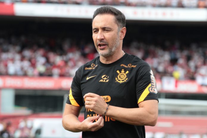 Vitor Pereira vive dilema no Corinthians e sofre com pior início de trabalho na carreira
