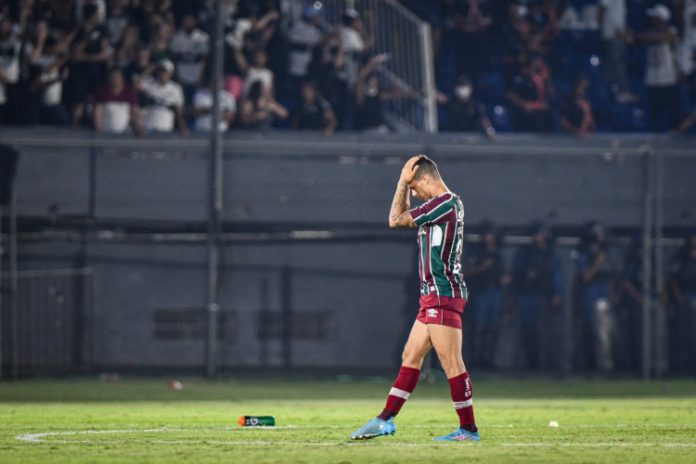 Torcedores do Fluminense brigam com seguranças após eliminação precoce na Libertadores