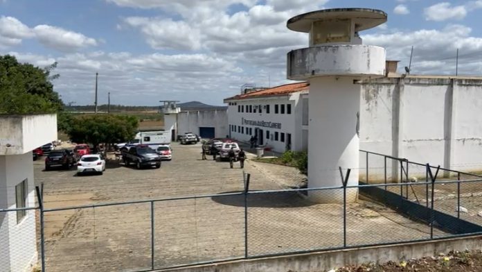 Jovem é preso em flagrante após matar pai a golpes de faca dentro de casa, em Guarabira
