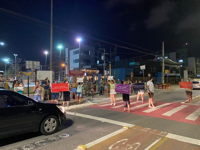 População de João Pessoa realiza terceiro protesto contra abertura de trânsito na Quadra de Manaíra