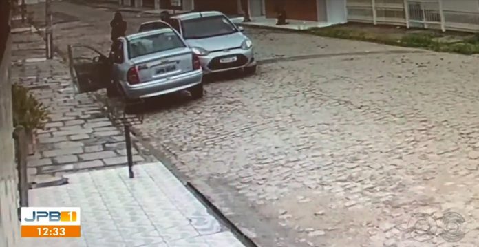 Homem é rendido por dupla armada e tem o carro roubado na frente de casa, em Campina Grande
