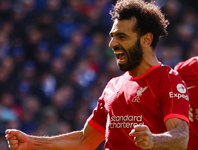 Salah faz o gol 2 mil do Liverpool na Premier League e ajuda o time a encostar no Manchester City