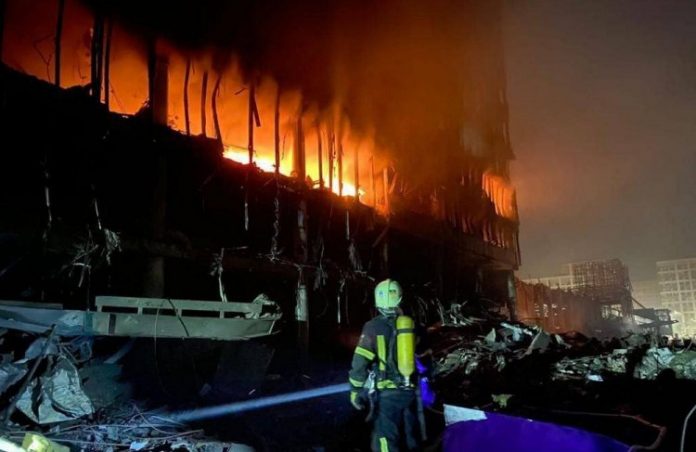 Bombardeio russo a shopping em Kiev deixa um morto, diz prefeito