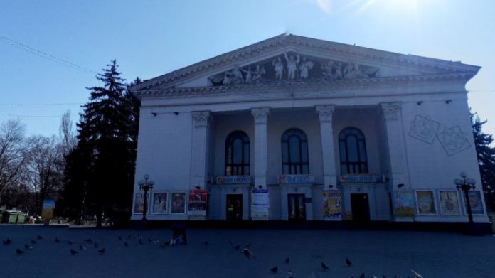 Cerca de 1.300 pessoas estão presas sob escombros em teatro destruído em Mariupol
