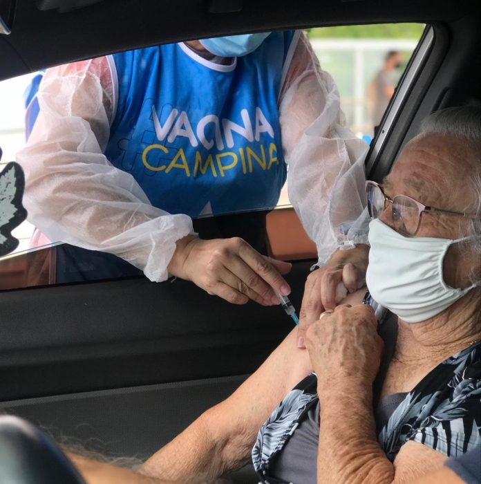 Campina Grande aplica 2ª dose de reforço contra Covid-19 para idosos a partir de 80 anos, nesta terça (29)