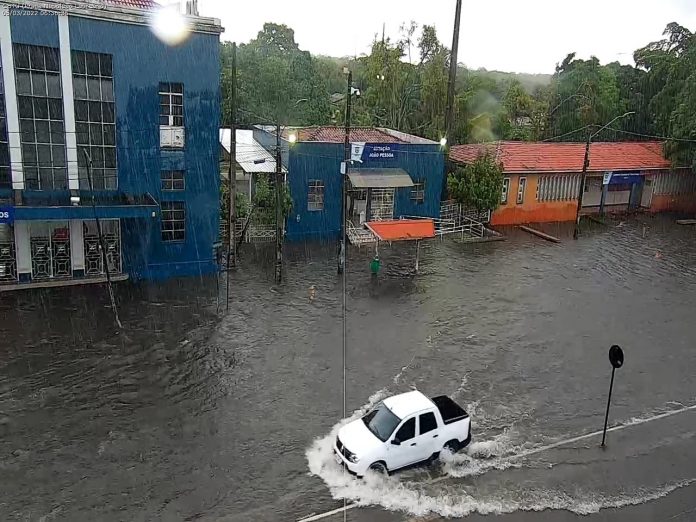 João Pessoa apresenta pontos de alagamento por conta de chuvas neste sábado (5)