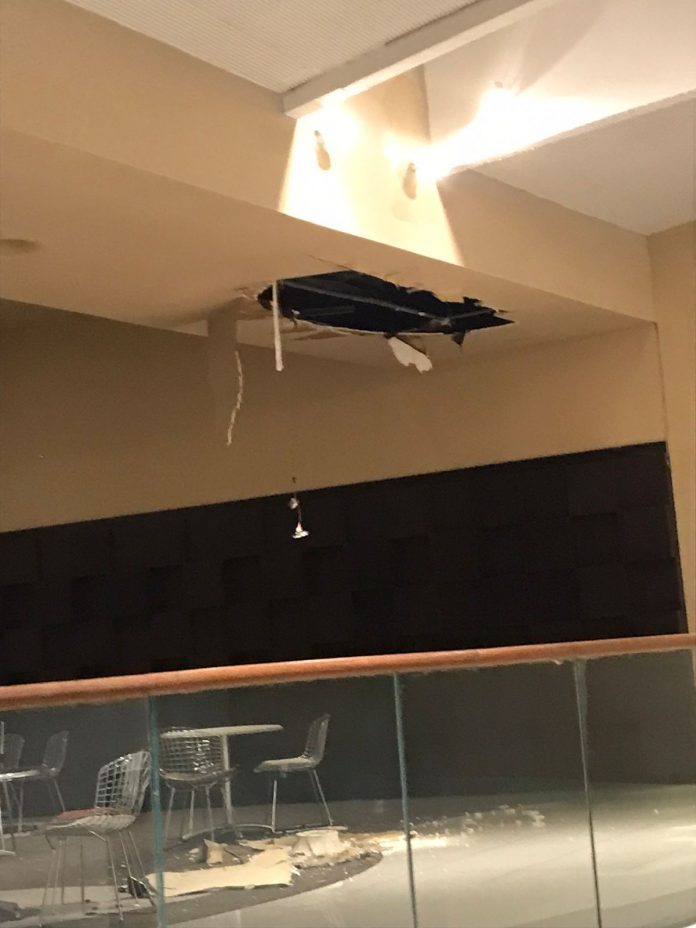 Partes de forro do teto de shopping desabam, em João Pessoa