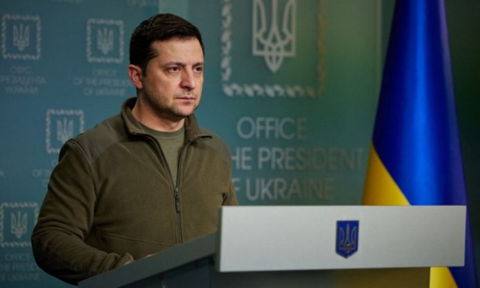 Zelensky denuncia traições russas: ‘Minaram estradas para transporte de remédios’