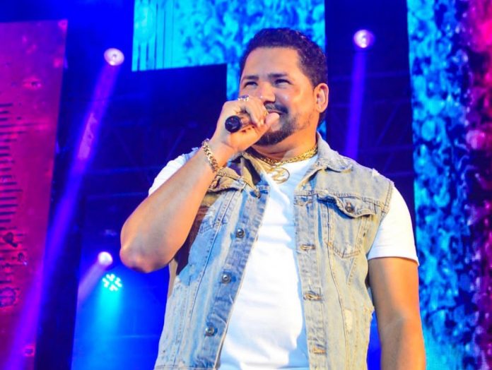 Cantor Zezo tem joias e celulares roubados em Campina Grande, na Paraíba