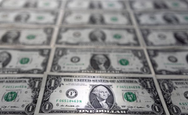Dólar vai a R$ 4,71 na maior alta diária desde fevereiro com cautela global; Bolsa cai