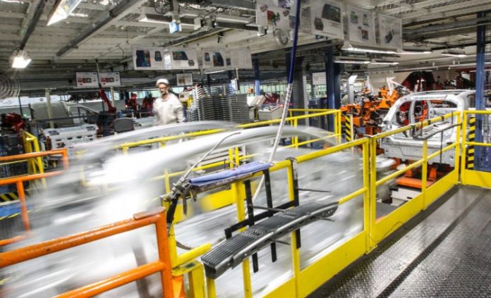 Venda de veículos despenca 23% no primeiro trimestre com Ômicron e alta dos combustíveis