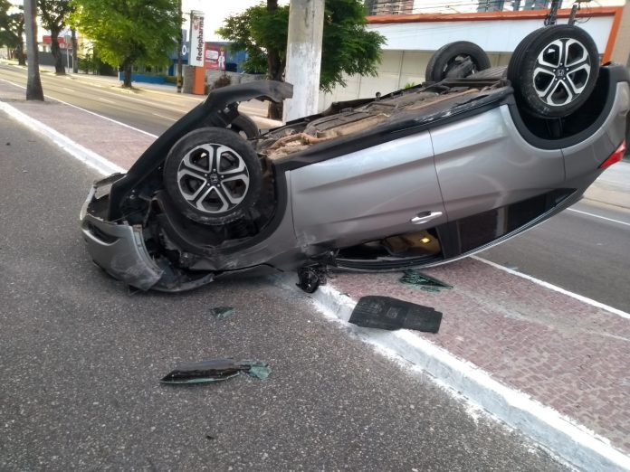 Carro capota na Avenida Epitácio Pessoa, em João Pessoa