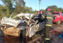 IMAGENS FORTE | Batida entre carro e caminhão provoca duas mortes na BR-153…