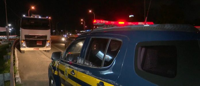 Mulher morre após cair de moto e ser atropelada por caminhão na BR-230, em João Pessoa