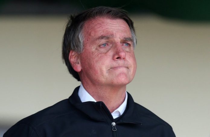 Bolsonaro sobre compra de ônibus pelo MEC: ‘Quem descobriu fomos nós’