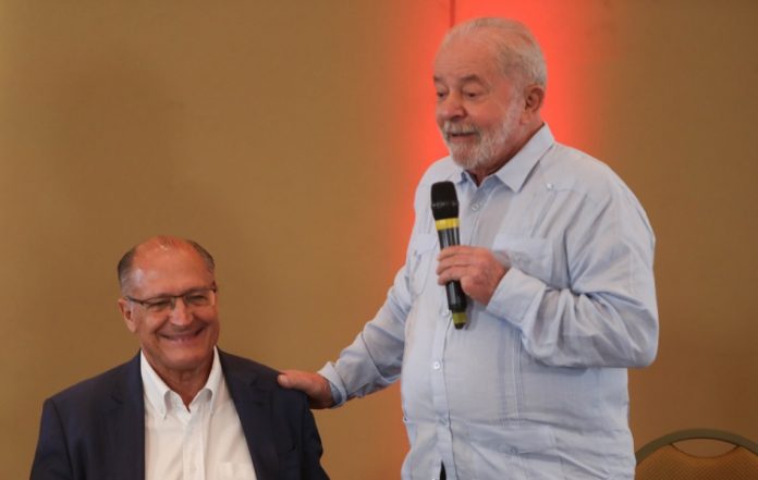 Alckmin fala em reconstrução, mas o país foi destruído por aquele que está ao lado dele, diz Ana Paula