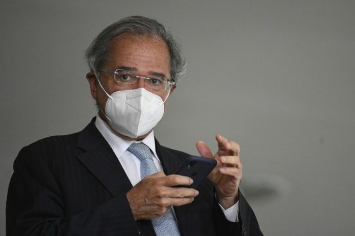 ‘Estou sem a luz’, afirma Guedes ao ser questionado sobre Petrobras