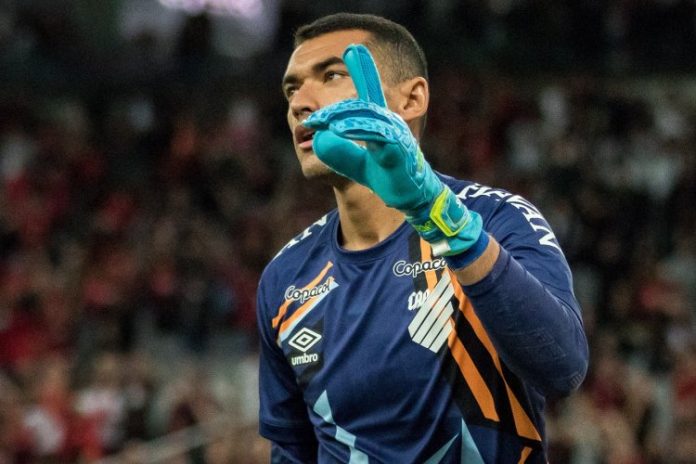 Flamengo convence Athletico-PR e acerta contratação do goleiro Santos