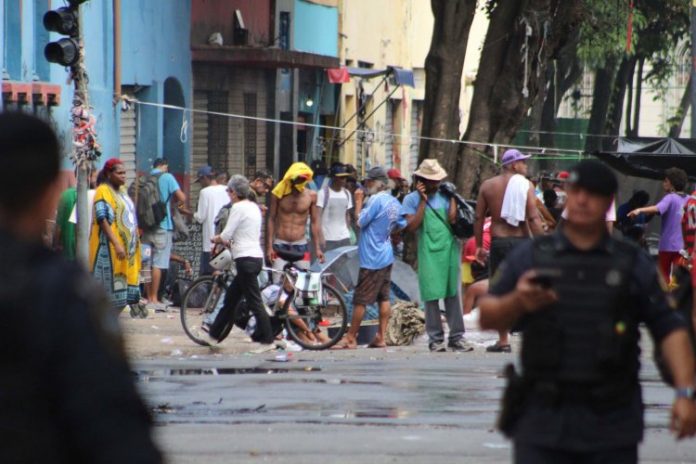 ‘Vi cadáver que ficou lá por três dias’, diz diretor que se infiltrou na Cracolândia para filme